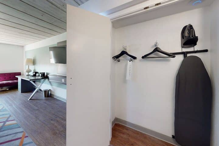 Room 27 of 109