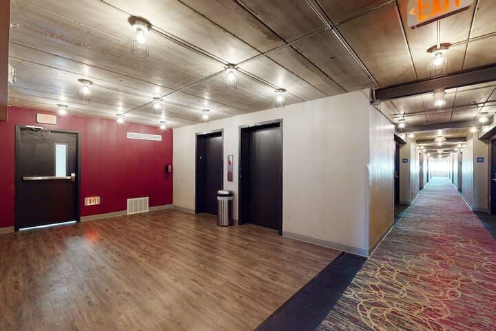 Ballroom/Hall 89 of 109